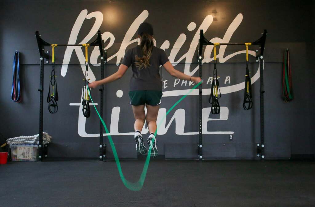 Mujer saltando a la comba en un gimnasio